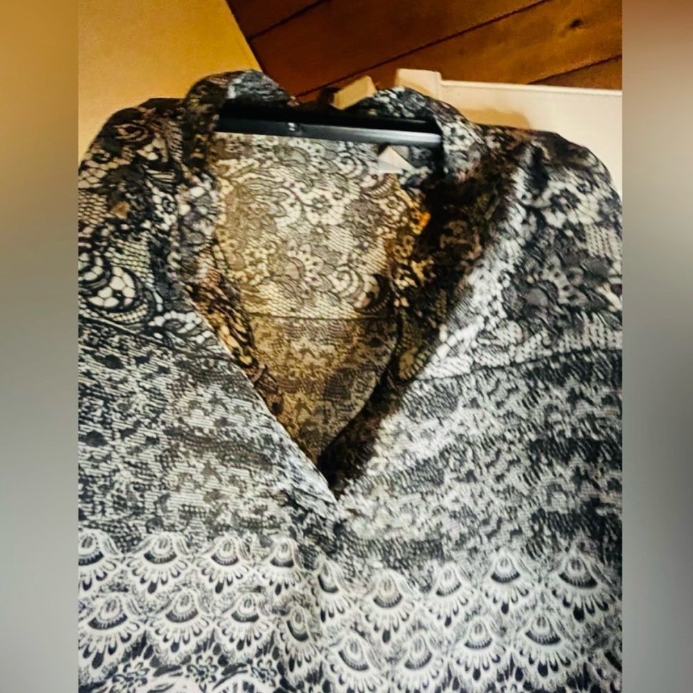 CHICO’S Patterned black and white Blouse